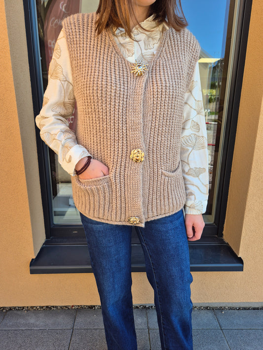 Gilet avec broche bijoux