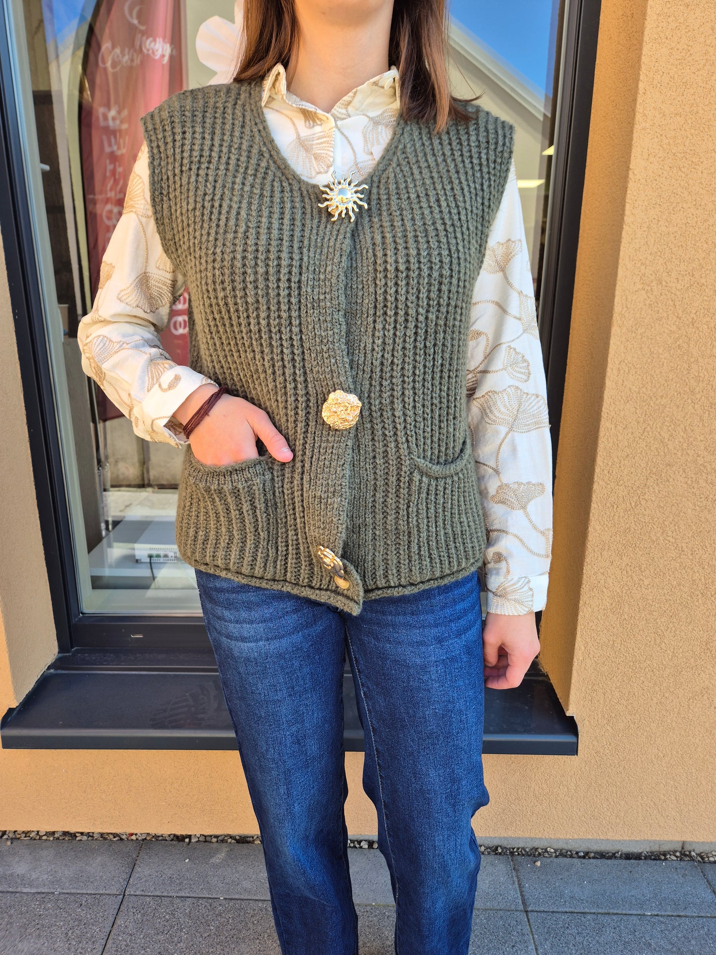 Gilet avec broche bijoux