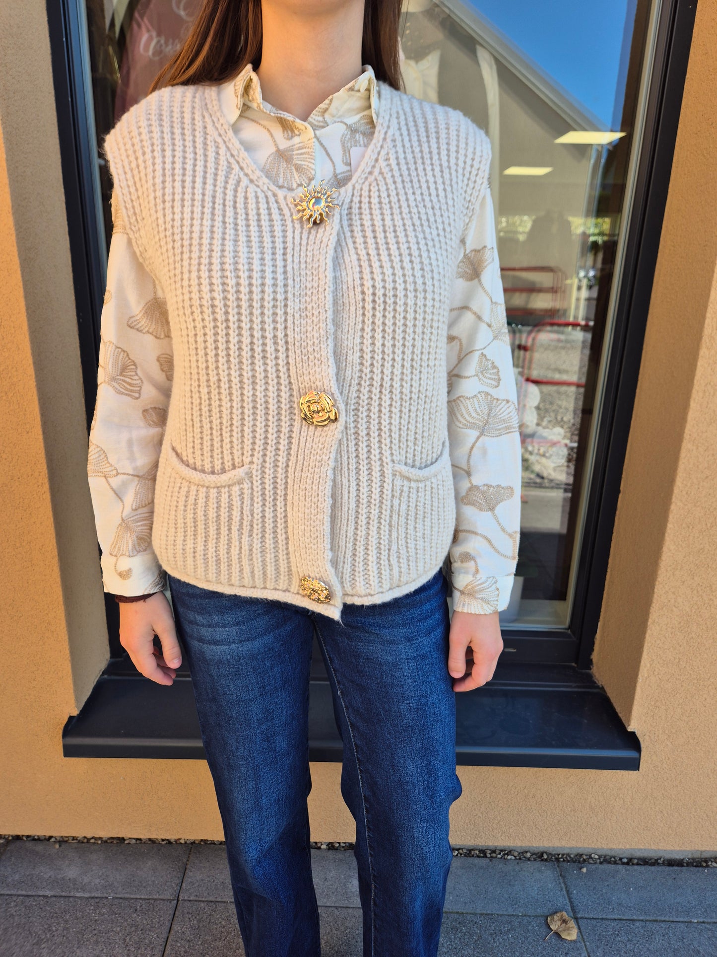 Gilet avec broche bijoux